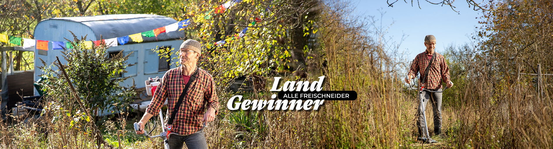 Mann schneidet  mit einem Freischneider Gestrüpp auf einem verwilderten Grundstück mit einem Bauwagen im Hintergrund